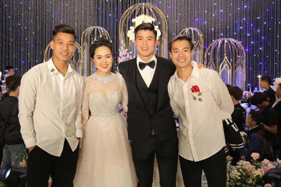 Dự đám cưới Duy Mạnh, Văn Toàn bị Hải Quế 'cà khịa' mặc mãi một cái áo