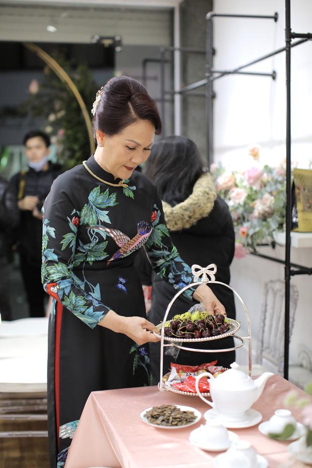 Sau màn quẩy chất chơi, hé lộ thêm ảnh bố mẹ vợ Duy Mạnh hôn nhau tình tứ ở đám cưới con gái-4