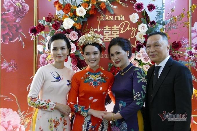 Sau màn quẩy chất chơi, hé lộ thêm ảnh bố mẹ vợ Duy Mạnh hôn nhau tình tứ ở đám cưới con gái-2