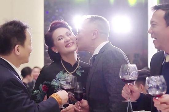 Sau màn 'quẩy' chất chơi, hé lộ thêm ảnh bố mẹ vợ Duy Mạnh hôn nhau tình tứ ở đám cưới con gái