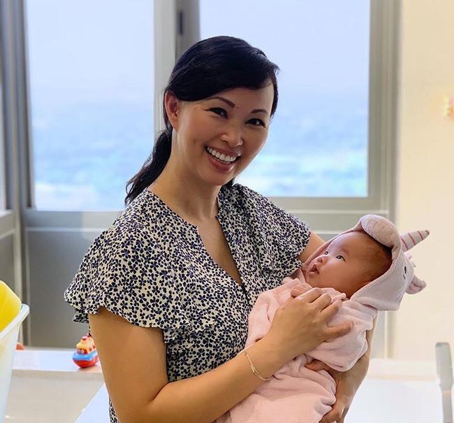 Khoe ảnh tắm cho con gái thứ 2, Shark Linh làm ai cũng ấn tượng với làn da mịn màng ở tuổi 43-2