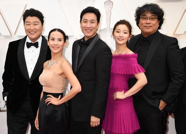 Tại lễ trao giải Oscar 2020 vào sáng ngày 10/2 (theo giờ Việt Nam), Jo Yeo Jung và nữ diễn viên Park So Dam cùng các diễn viên, ê-kíp đoàn phim 