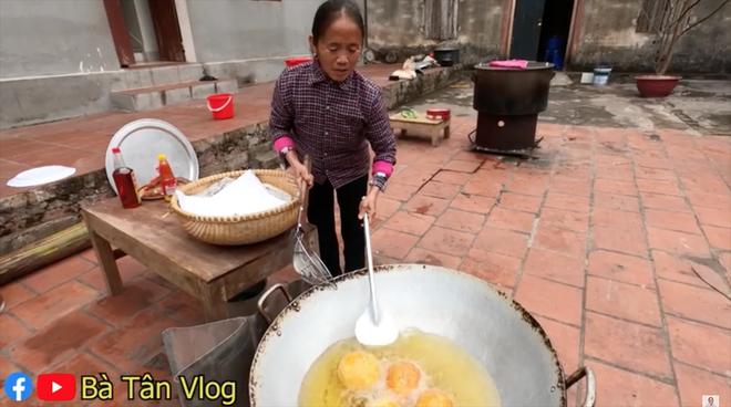 Bà Tân Vlog làm trứng chiên nước mắm, bị dân mạng chỉ rõ dùng nguyên liệu dễ gây ngộ độc-5