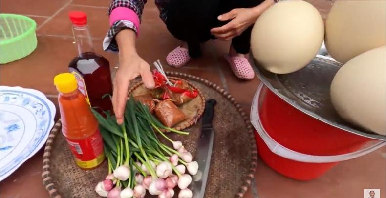 Bà Tân Vlog làm trứng chiên nước mắm, bị dân mạng chỉ rõ dùng nguyên liệu dễ gây ngộ độc-2