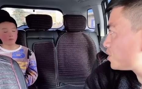 Clip: Bị ép trả lời Nếu cả bố và mẹ ngã xuống sông, con cứu ai trước, cậu bé đáp 1 câu làm bố phát điên-1