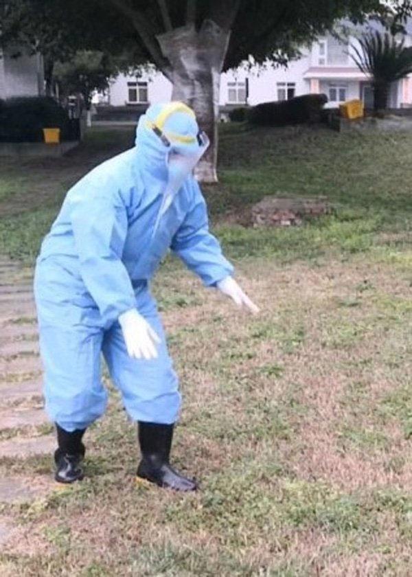 Xót xa cảnh y tá loạng choạng bước ra sau thời gian dài trong phòng cách ly virus corona-2