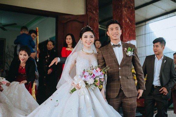 Vợ Phan Văn Đức khoe ảnh mâm cơm gia đình, dân mạng hết lời khen: Vợ như này ai chẳng muốn có-1