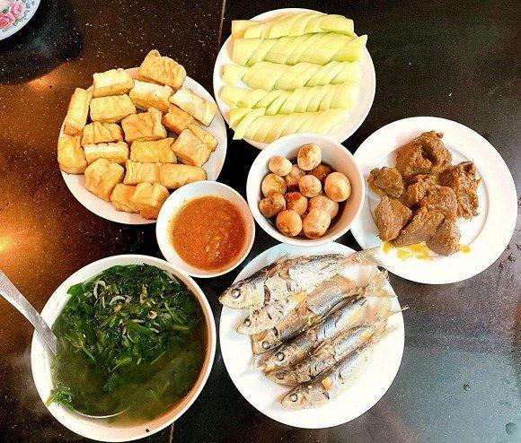 Vợ Phan Văn Đức khoe ảnh mâm cơm gia đình, dân mạng hết lời khen: Vợ như này ai chẳng muốn có-2