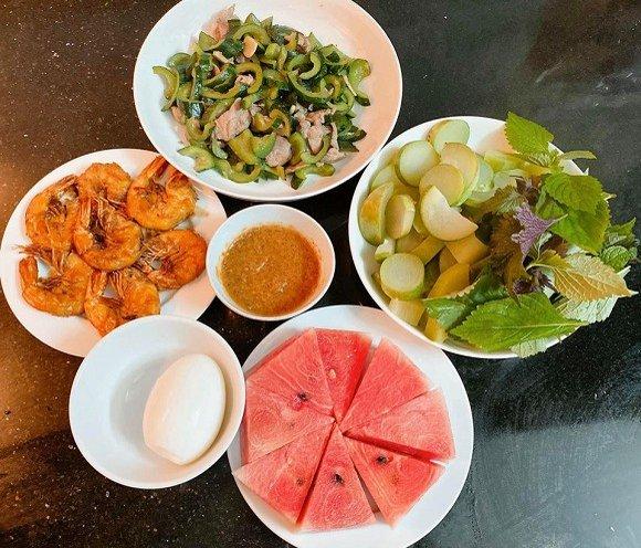 Vợ Phan Văn Đức khoe ảnh mâm cơm gia đình, dân mạng hết lời khen: Vợ như này ai chẳng muốn có-3