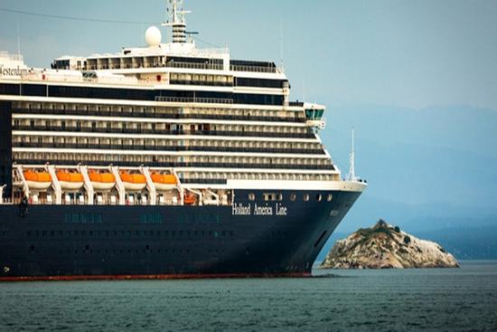 Bị 4 nước không cho cập cảng, lênh đênh trên biển suốt 2 tuần vì nỗi lo virus Covid-19, hành khách trên một du thuyền khác cầu cứu trong tuyệt vọng