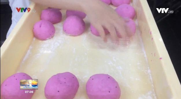 Có gì trong chiếc bánh mì thanh long giá 6k, do vua bánh mì vừa sáng chế để giải cứu nông sản Việt bị mắc kẹt vì Corona?-2