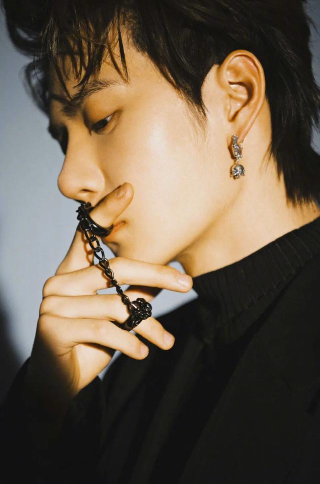 Vương Nhất Bác liên tiếp lập kỷ lục hoành tráng khi lên bìa tạp chí lớn-5