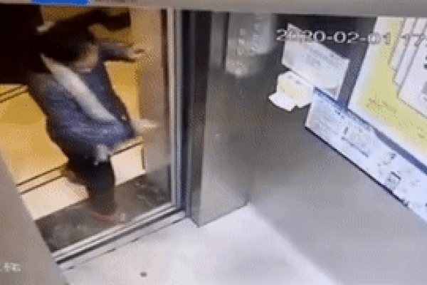 Clip: Hết trộm nước rửa tay, giờ khăn giấy ở thang máy chung cư trong mùa dịch virus corona cũng bị 'cuỗm' nốt