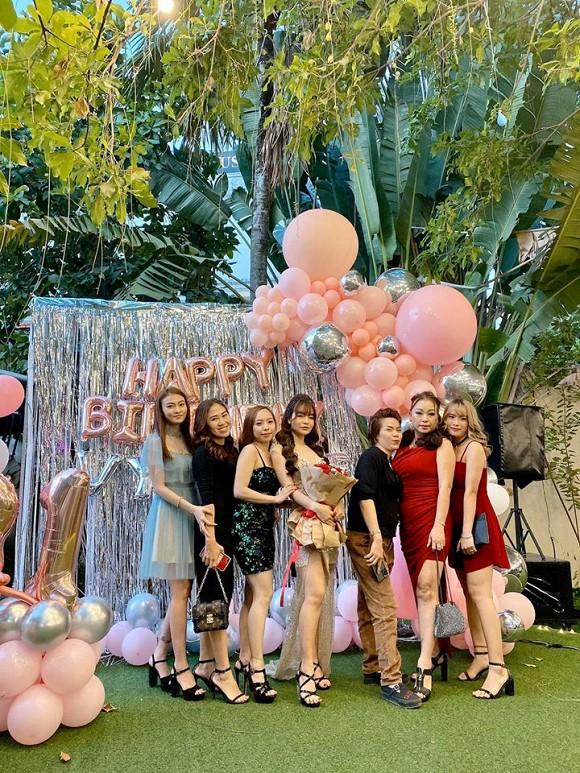 Khoe đón sinh nhật hoành tráng tuổi 31, người xem chỉ đổ dồn vào thân hình gợi cảm của bạn gái Mạc Văn Khoa-4