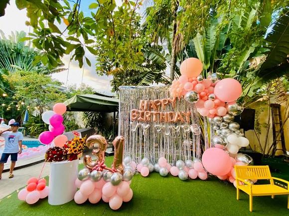 Khoe đón sinh nhật hoành tráng tuổi 31, người xem chỉ đổ dồn vào thân hình gợi cảm của bạn gái Mạc Văn Khoa-5