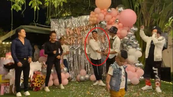 Khoe đón sinh nhật hoành tráng tuổi 31, người xem chỉ đổ dồn vào thân hình gợi cảm của bạn gái Mạc Văn Khoa-10