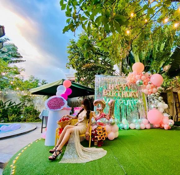 Khoe đón sinh nhật hoành tráng tuổi 31, người xem chỉ đổ dồn vào thân hình gợi cảm của bạn gái Mạc Văn Khoa-8