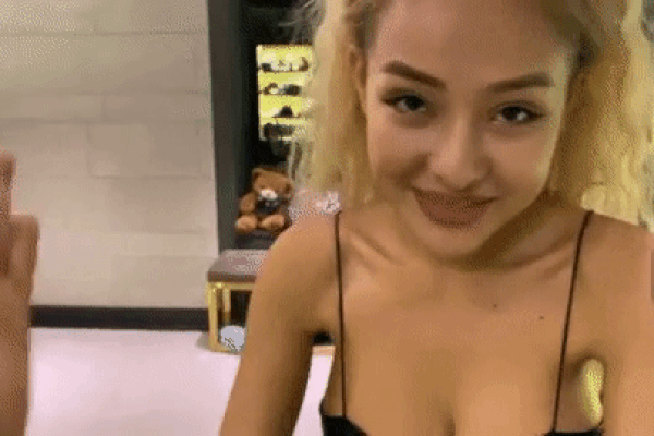 Hiếm ai vô tư như Ngân 98, khoe clip hậu trường chụp nội y rồi thoải mái đưa tay chỉnh vòng 1-5