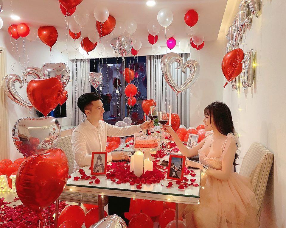 Nữ giảng viên xinh đẹp khoe ông xã hotboy biến phòng ngủ thành thiên đường tình yêu dịp Valentine-1