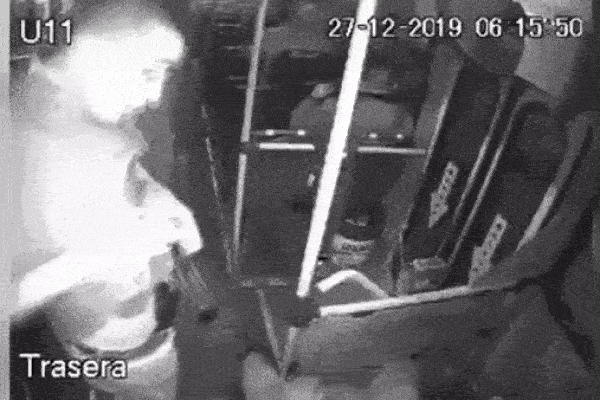 Clip: Loay hoay rút súng ra khỏi quần, tên cướp tự bắn gục mình trên xe bus-2