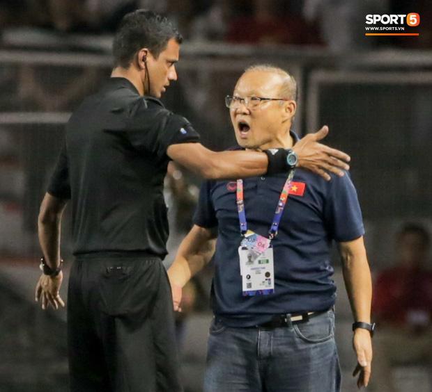 HLV Park Hang Seo nói về án phạt cấm chỉ đạo: Trình độ tiếng Anh của tôi không đủ để xúc phạm trọng tài-1