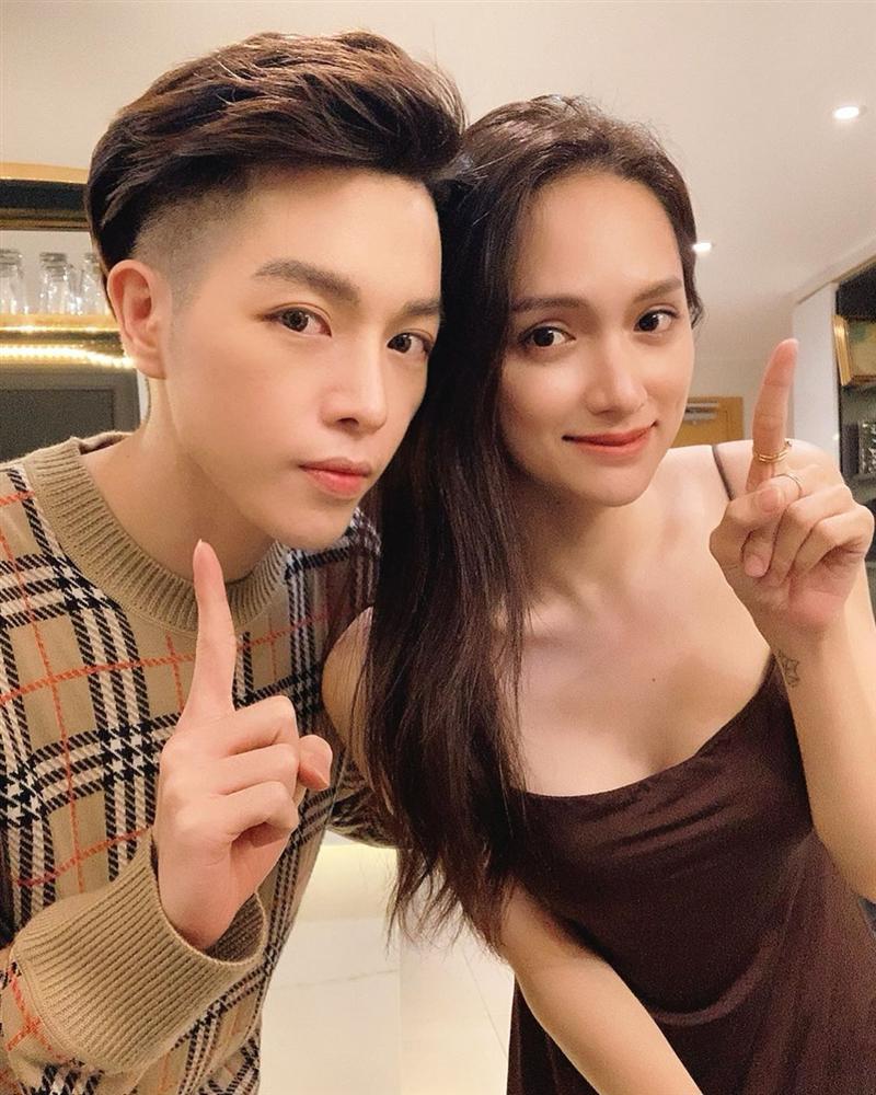 Chụp hình cùng Hương Giang, mặt Đức Phúc nhọn hoắt vượt cả tầm V-line hơn hoa hậu-1