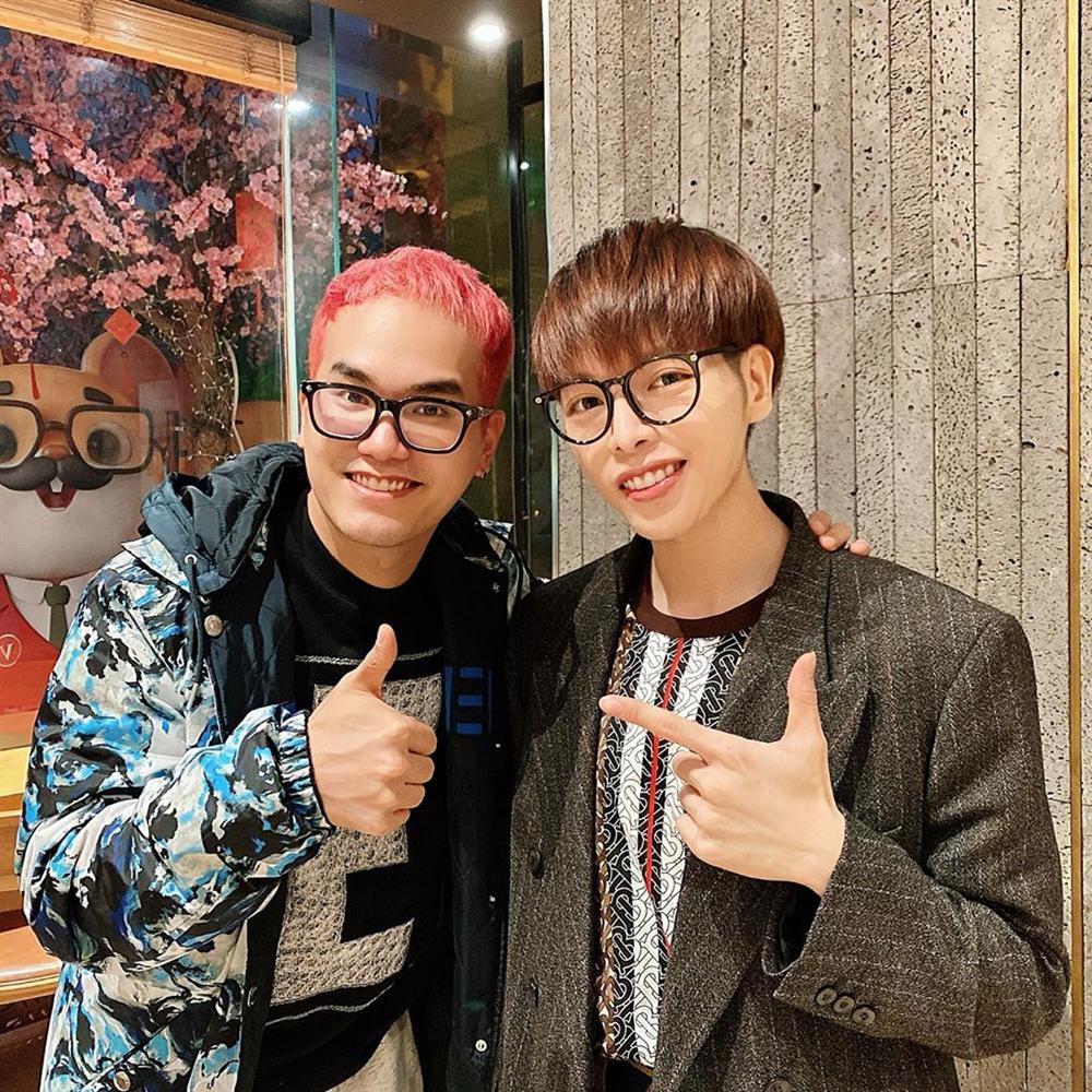 Chụp hình cùng Hương Giang, mặt Đức Phúc nhọn hoắt vượt cả tầm V-line hơn hoa hậu-5