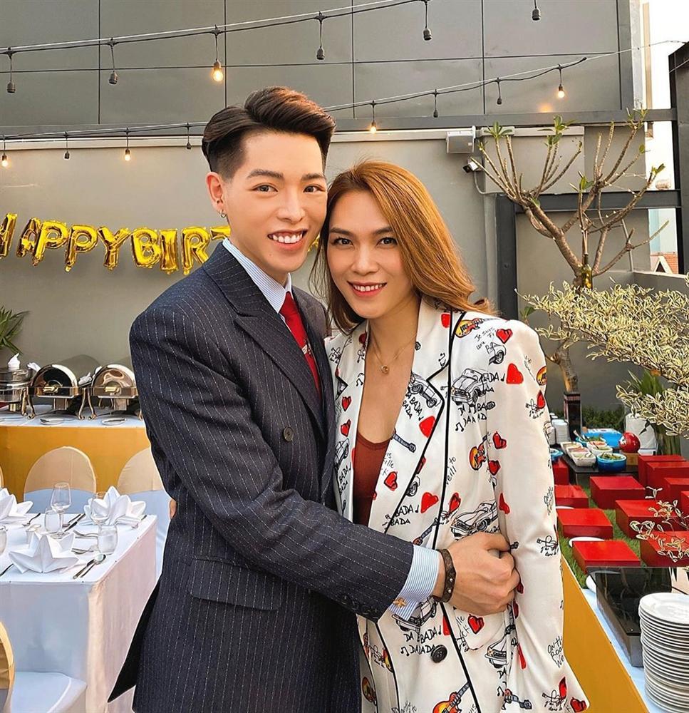 Chụp hình cùng Hương Giang, mặt Đức Phúc nhọn hoắt vượt cả tầm V-line hơn hoa hậu-6