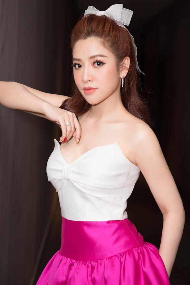 Đẹp như Hương Giang cũng đành thua toàn tập trong cuộc chiến đụng hàng với Puka và Sam-2