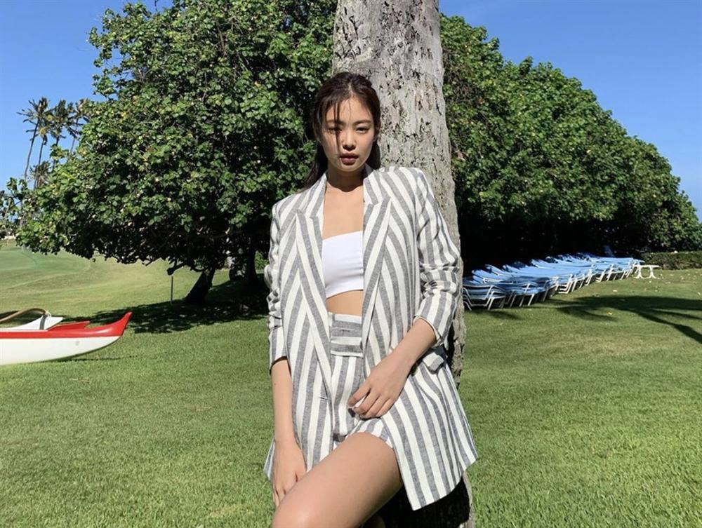 Jennie (Black Pink) mặc khí chất ở đời thường-6