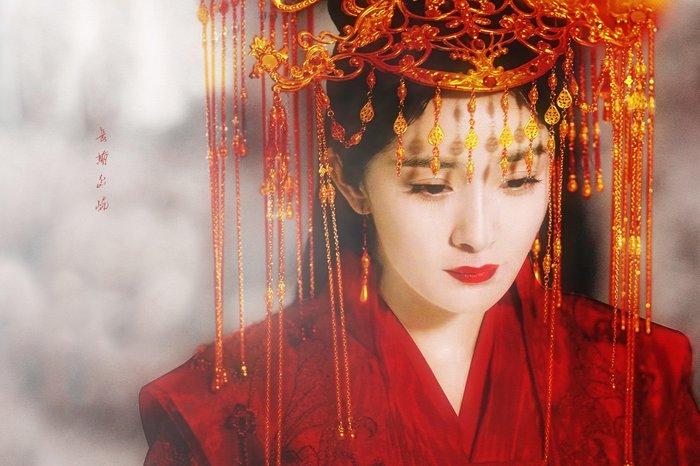 Phản ứng của Cbiz khi Dương Mịch đọc truyện bách hợp ở sân bay-1