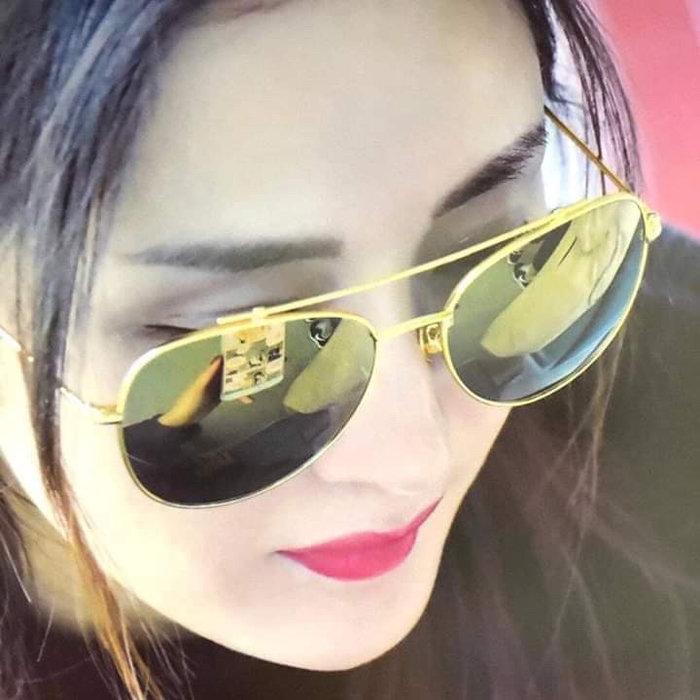 Phản ứng của Cbiz khi Dương Mịch đọc truyện bách hợp ở sân bay-3