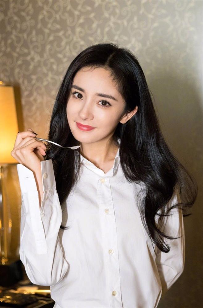 Phản ứng của Cbiz khi Dương Mịch đọc truyện bách hợp ở sân bay-7