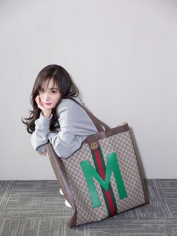 Phản ứng của Cbiz khi Dương Mịch đọc truyện bách hợp ở sân bay-9