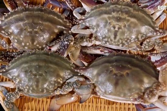 Sushi ghẹ càng xanh được đầu bếp chế biến thế nào?