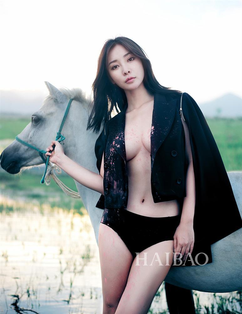 Dương Mịch, Trần Kiều Ân và dàn mỹ nhân phô dáng táo bạo trên tạp chí nam giới-16