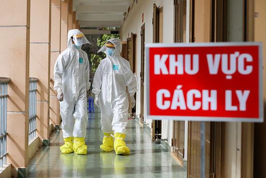 Cháu bé 3 tháng tuổi nhiễm virus Covid-19 được chuyển lên Bệnh viện Nhi Trung ương điều trị cách ly