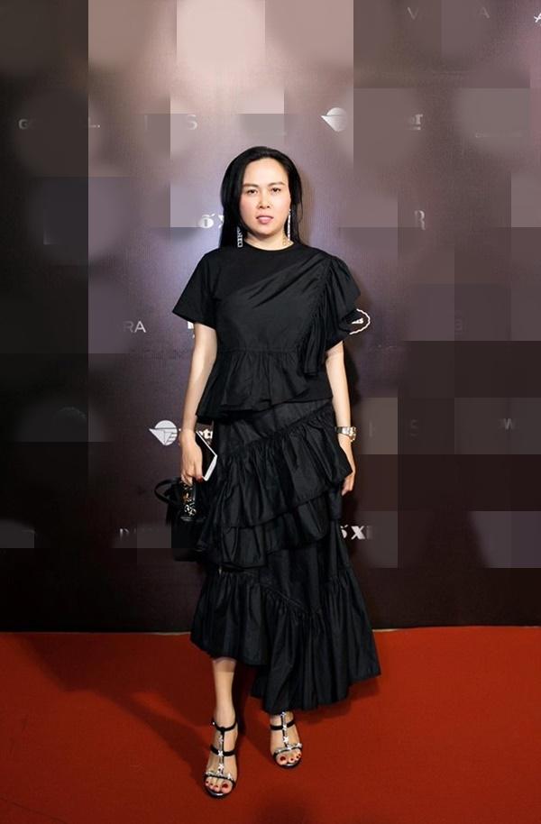 Hàng trăm lần mix hàng hiệu lạc quẻ, hình như Phượng Chanel có thù truyền kiếp với chân váy?-5