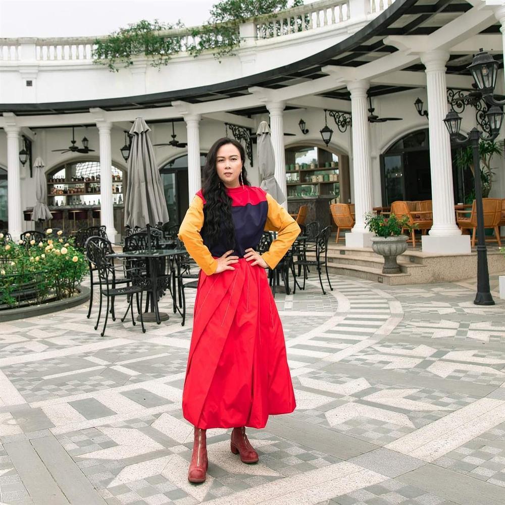 Hàng trăm lần mix hàng hiệu lạc quẻ, hình như Phượng Chanel có thù truyền kiếp với chân váy?-8