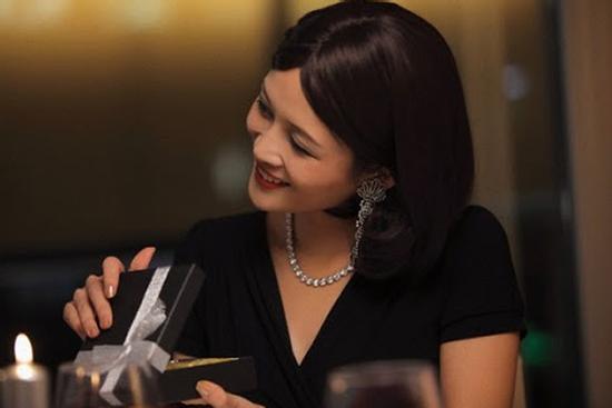 Chồng tặng bồ váy hiệu nhân ngày Valentine, vợ 'chơi chiêu' khiến anh ta xanh mặt