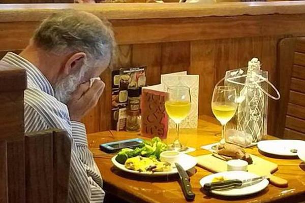 Xúc động hình ảnh ông ngoại Phương Mỹ Chi ngồi khóc trước di ảnh vợ: Tôi nhớ bà lắm-3