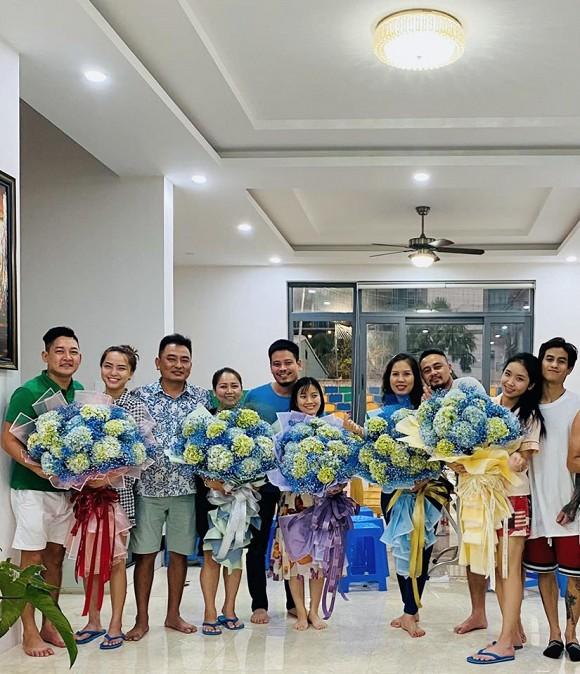 Quà Valentine của sao Việt: Người xế hộp - kim cương, người kẹo mút - hoa hồng-10