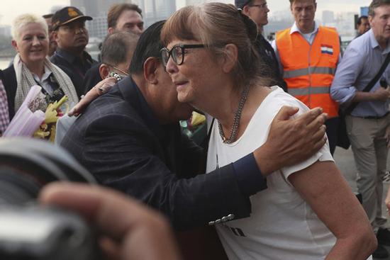 Du thuyền bị 5 nơi 'hắt hủi' cập cảng Campuchia trong sự chào đón