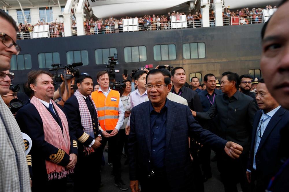 Du thuyền bị 5 nơi hắt hủi cập cảng Campuchia trong sự chào đón-6