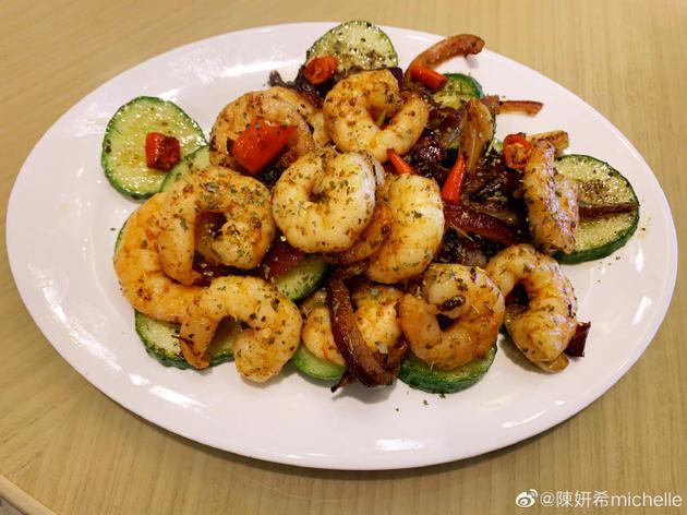 Sao Hoa ngữ đón Valentine: Lâm Tâm Như, Chung Lệ Đề được tặng hoa khẩu trang giữa mùa dịch corona-12