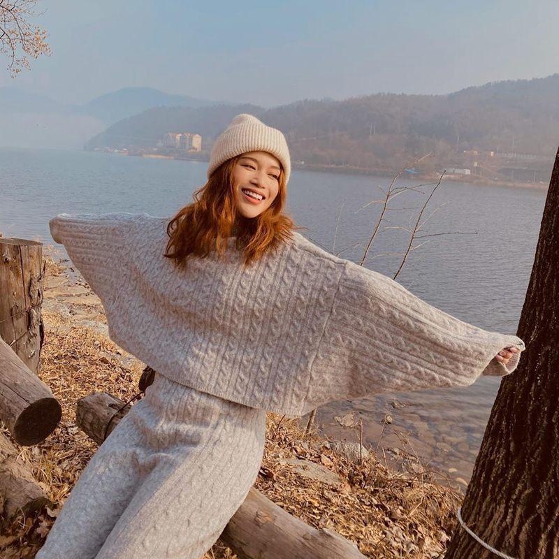 Phương Mỹ Chi lên đồ sành điệu chẳng kém fashionista - Thiều Bảo Trâm lăng-xê sắc xanh neon chói chang-7