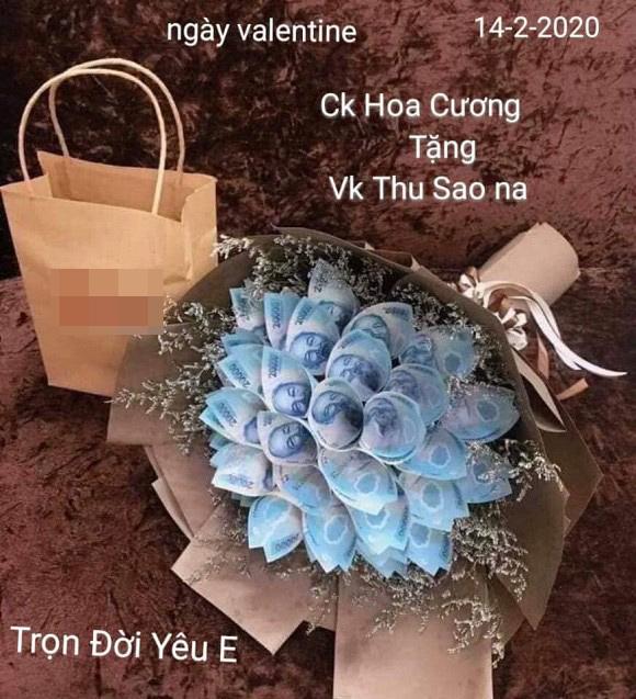 Đúng Valentine, cô dâu 63 tuổi ở Cao Bằng khoe được chồng trẻ tặng hoa... đồng tiền-2