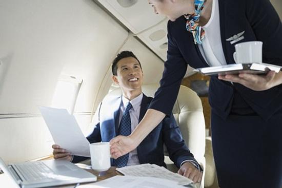 Tránh uống trà và những chú ý khi đi máy bay