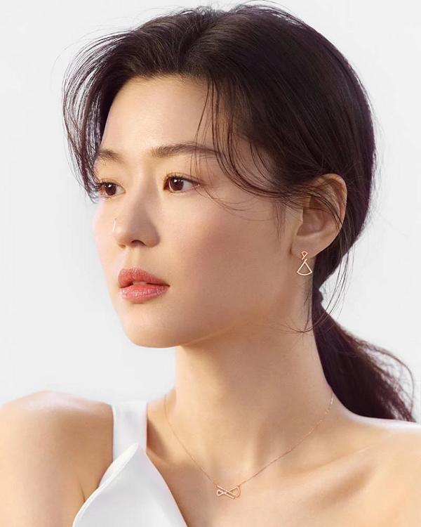 Cư dân mạng điên đảo trước nhan sắc xinh đẹp của mợ chảnh Jun Ji Huyn trong chiến dịch thời trang mới-1