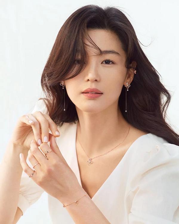 Cư dân mạng điên đảo trước nhan sắc xinh đẹp của mợ chảnh Jun Ji Huyn trong chiến dịch thời trang mới-2